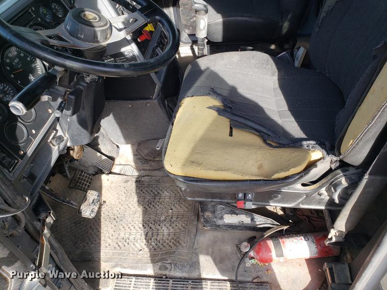 image for item AV9427 1998 Mack CH613 dump truck