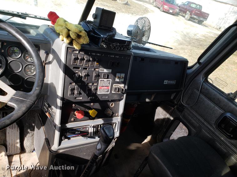 image for item AV9427 1998 Mack CH613 dump truck