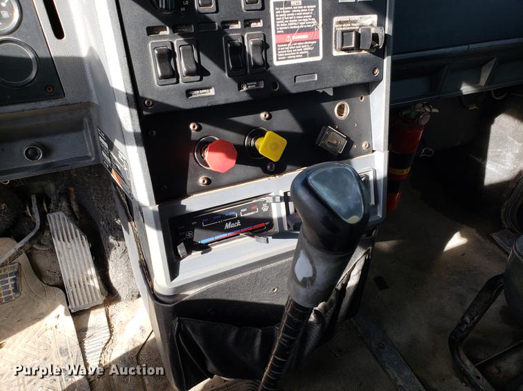 image for item AV9427 1998 Mack CH613 dump truck