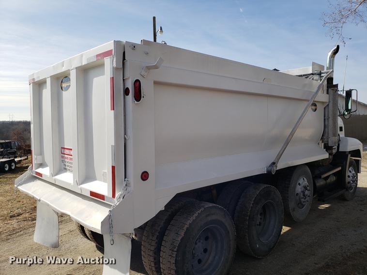 image for item AV9427 1998 Mack CH613 dump truck