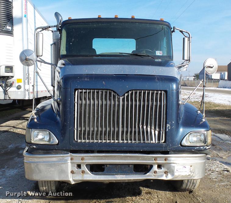 image for item DA3589 2003 International 9200i semi truck