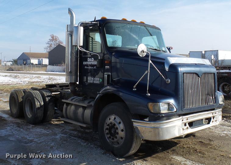 image for item DA3589 2003 International 9200i semi truck