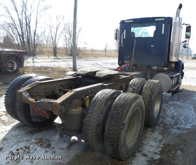 image for item DA3589 2003 International 9200i semi truck