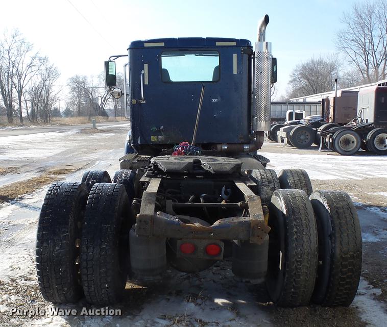 image for item DA3589 2003 International 9200i semi truck