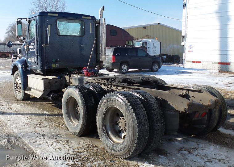 image for item DA3589 2003 International 9200i semi truck