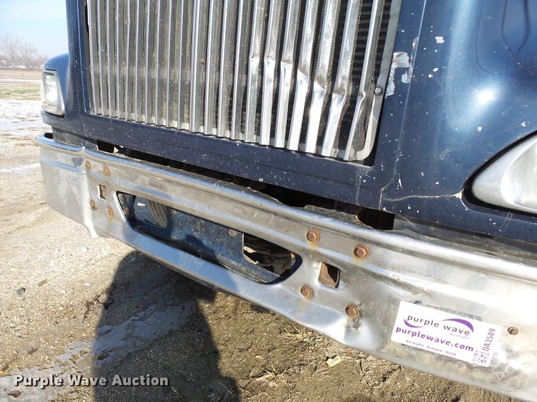 image for item DA3589 2003 International 9200i semi truck