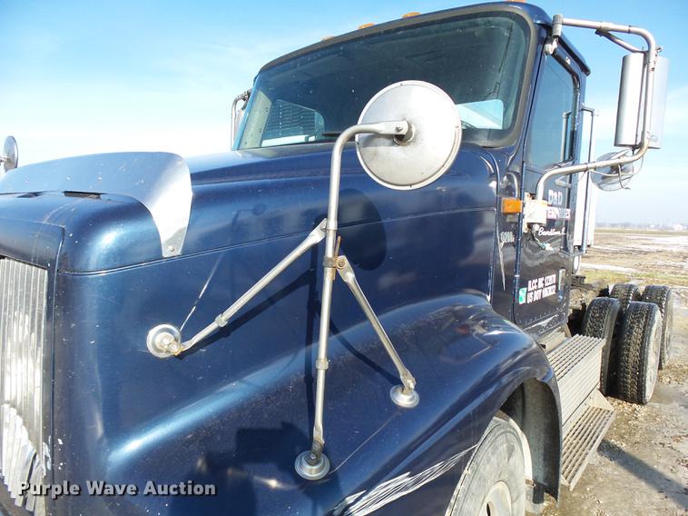 image for item DA3589 2003 International 9200i semi truck