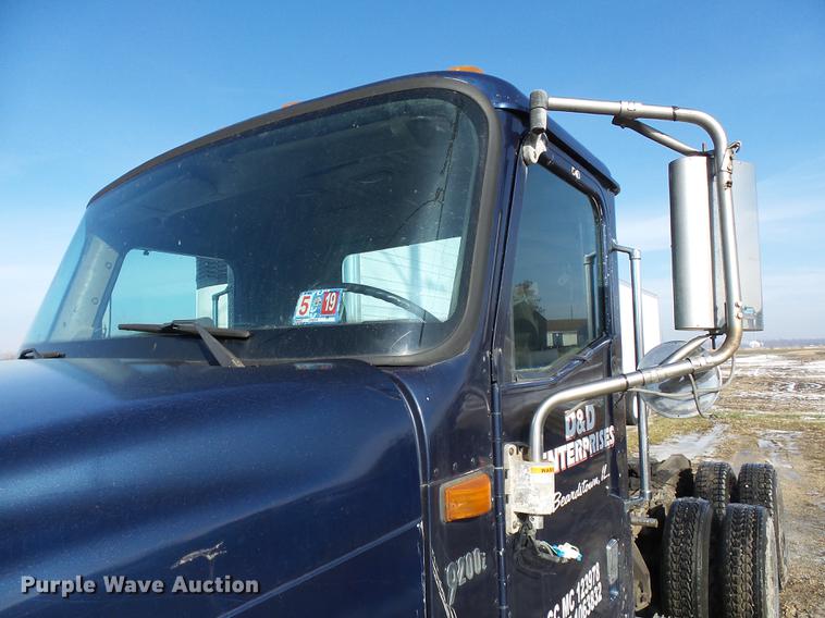 image for item DA3589 2003 International 9200i semi truck