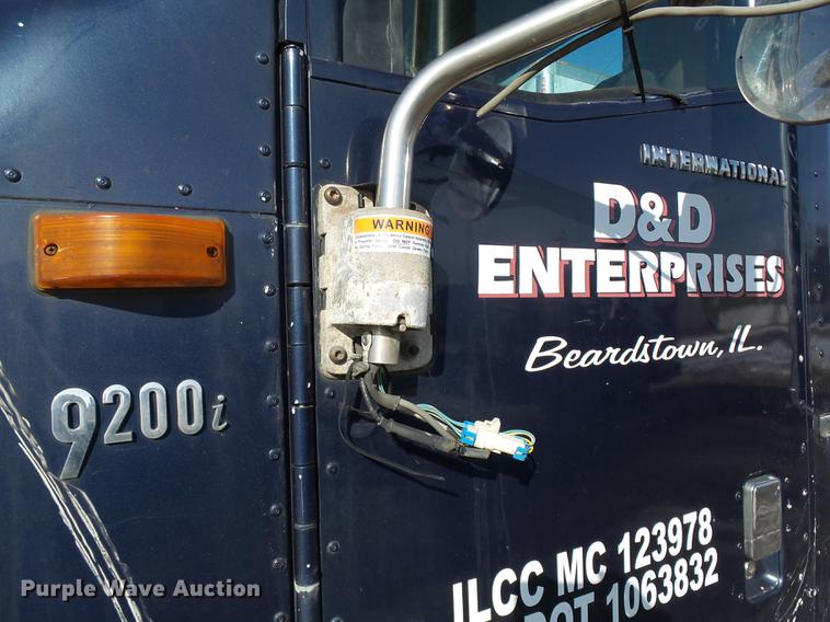 image for item DA3589 2003 International 9200i semi truck