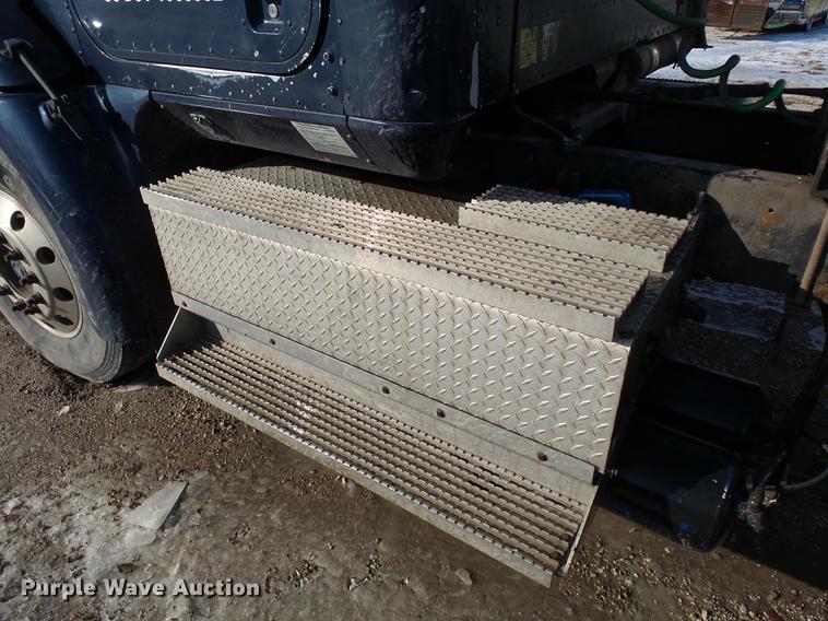 image for item DA3589 2003 International 9200i semi truck