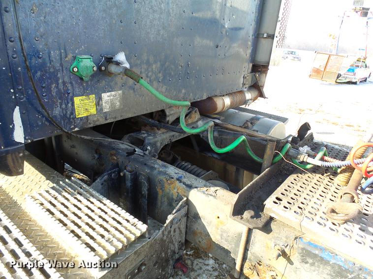 image for item DA3589 2003 International 9200i semi truck