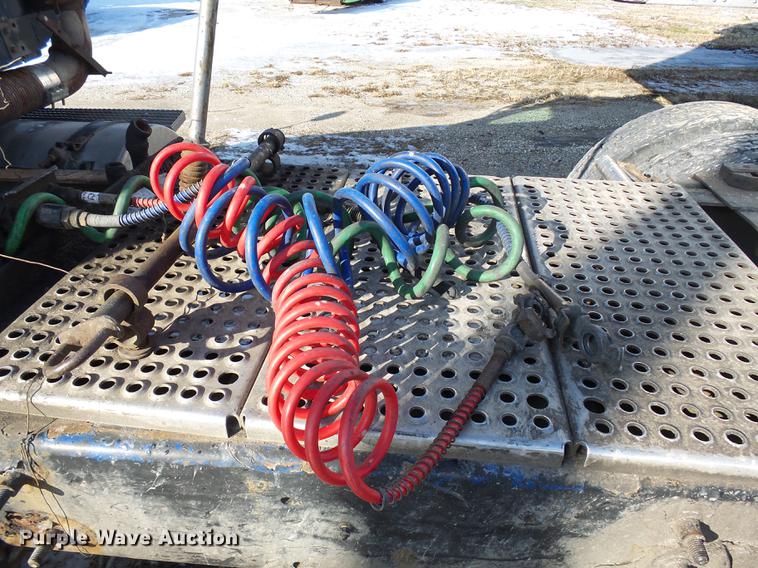 image for item DA3589 2003 International 9200i semi truck