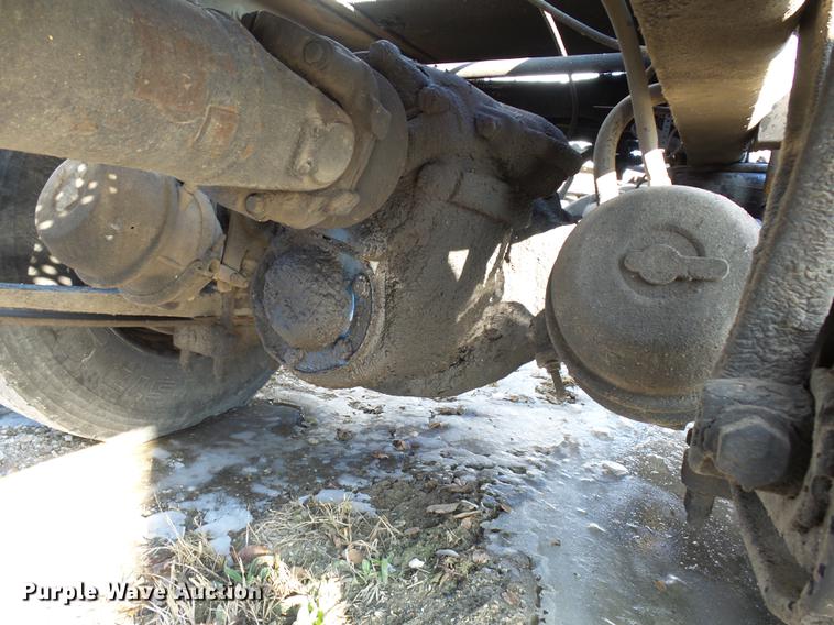 image for item DA3589 2003 International 9200i semi truck