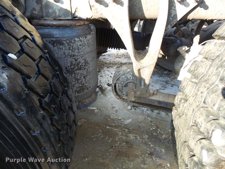 image for item DA3589 2003 International 9200i semi truck