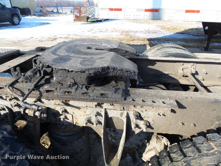 image for item DA3589 2003 International 9200i semi truck