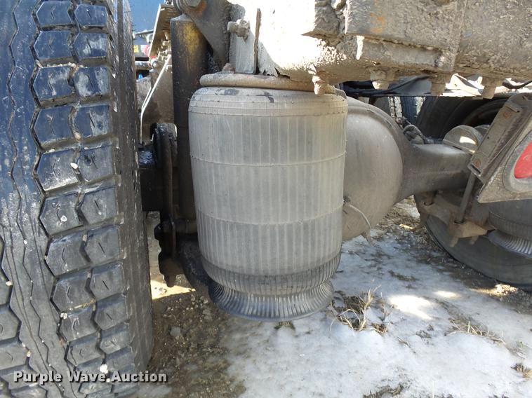 image for item DA3589 2003 International 9200i semi truck