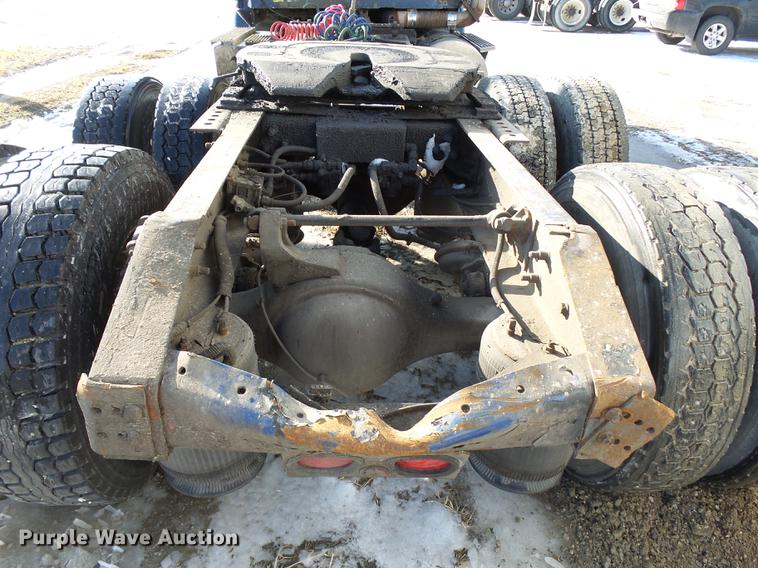 image for item DA3589 2003 International 9200i semi truck