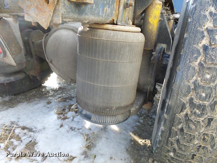 image for item DA3589 2003 International 9200i semi truck