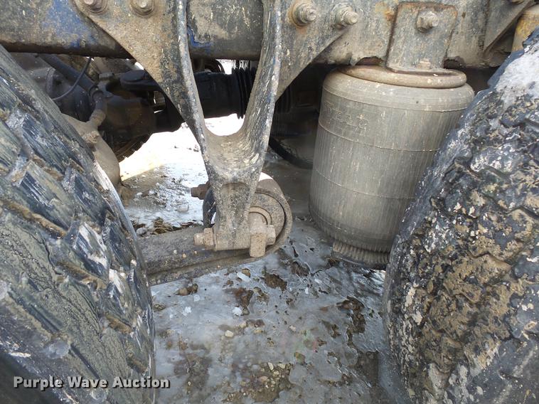 image for item DA3589 2003 International 9200i semi truck