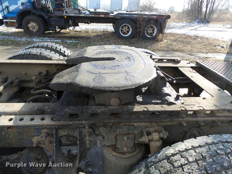 image for item DA3589 2003 International 9200i semi truck