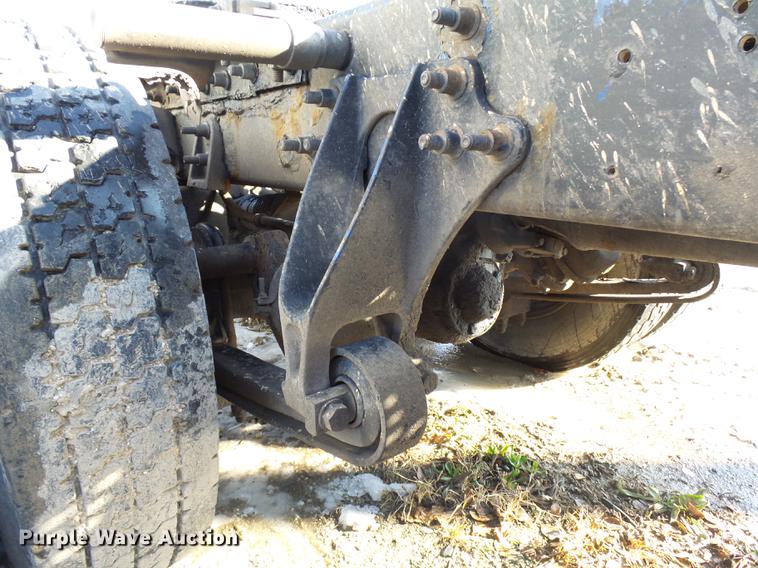 image for item DA3589 2003 International 9200i semi truck