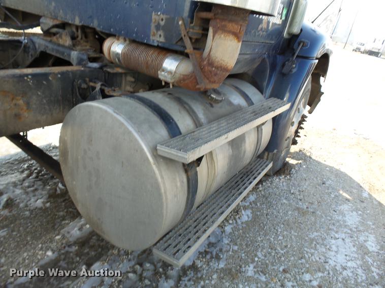 image for item DA3589 2003 International 9200i semi truck