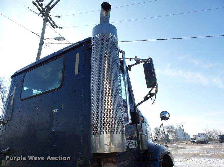 image for item DA3589 2003 International 9200i semi truck