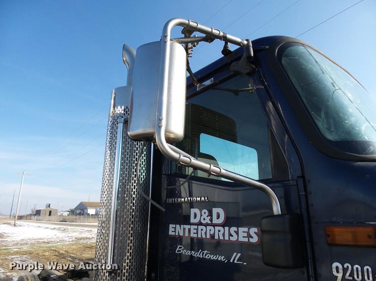 image for item DA3589 2003 International 9200i semi truck