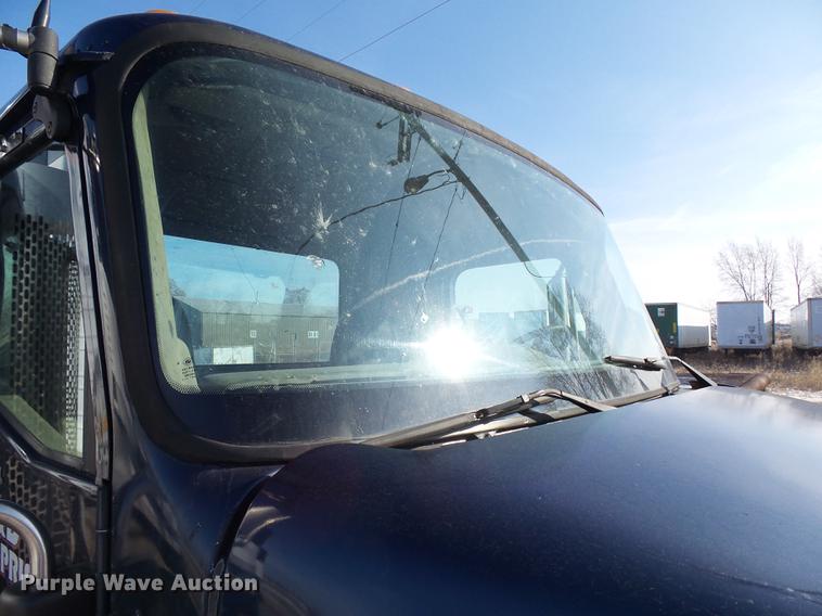 image for item DA3589 2003 International 9200i semi truck