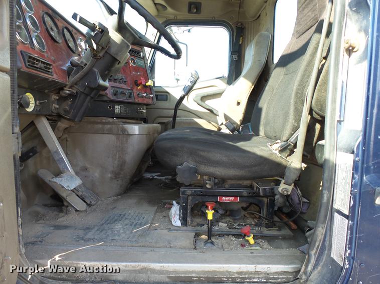 image for item DA3589 2003 International 9200i semi truck