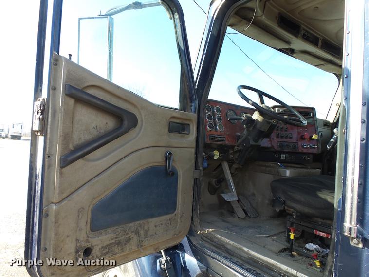 image for item DA3589 2003 International 9200i semi truck