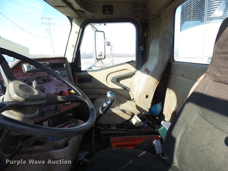 image for item DA3589 2003 International 9200i semi truck