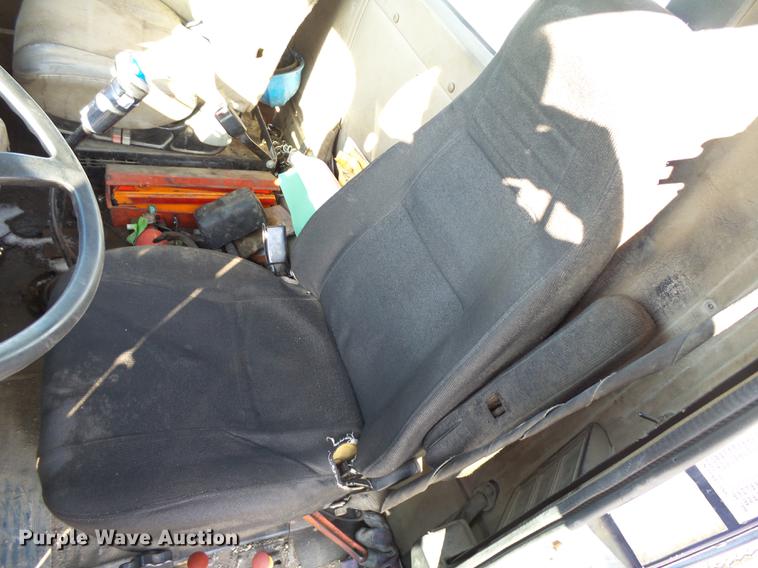 image for item DA3589 2003 International 9200i semi truck