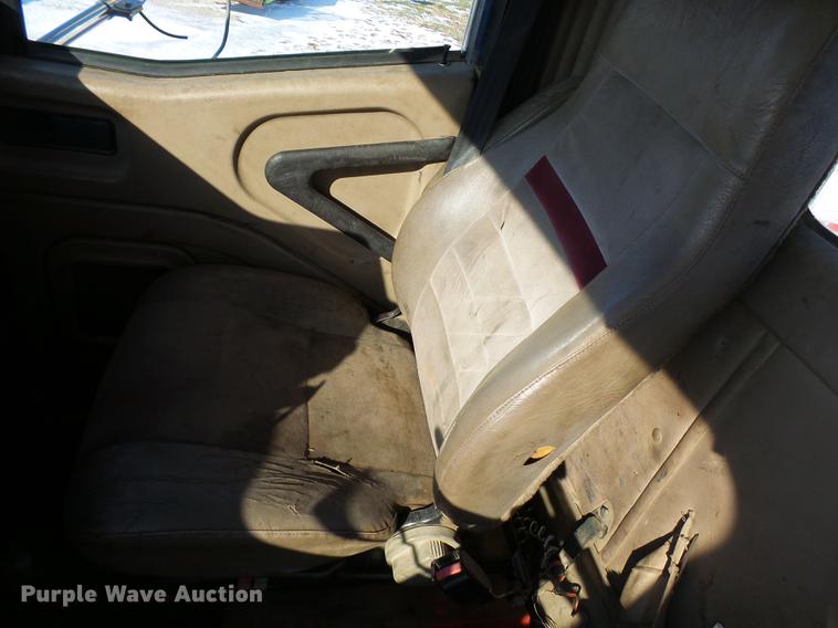 image for item DA3589 2003 International 9200i semi truck