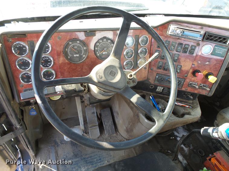 image for item DA3589 2003 International 9200i semi truck