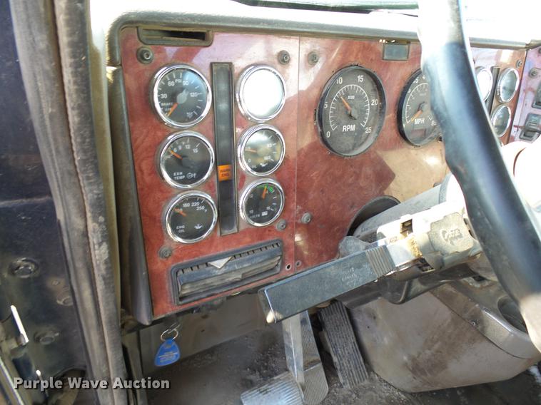 image for item DA3589 2003 International 9200i semi truck