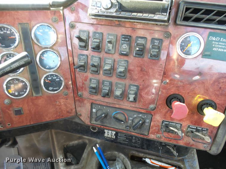 image for item DA3589 2003 International 9200i semi truck