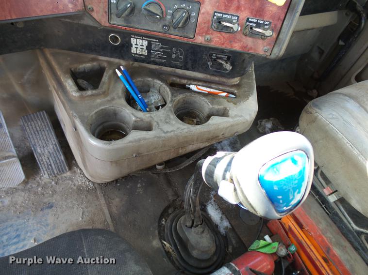 image for item DA3589 2003 International 9200i semi truck