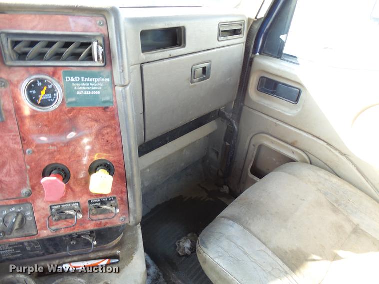 image for item DA3589 2003 International 9200i semi truck