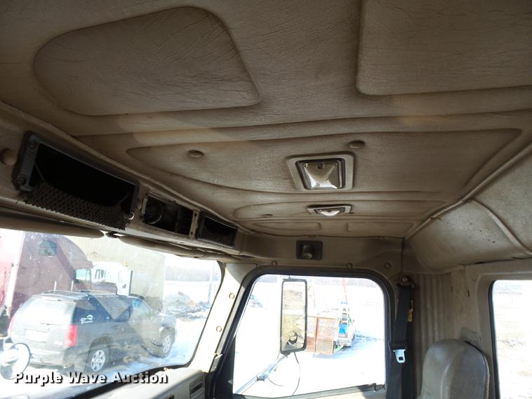 image for item DA3589 2003 International 9200i semi truck