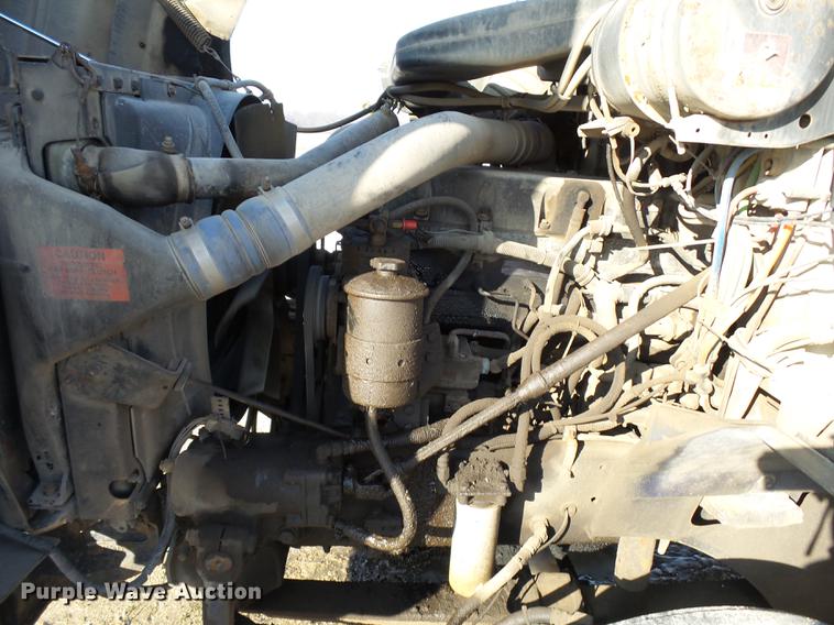 image for item DA3589 2003 International 9200i semi truck