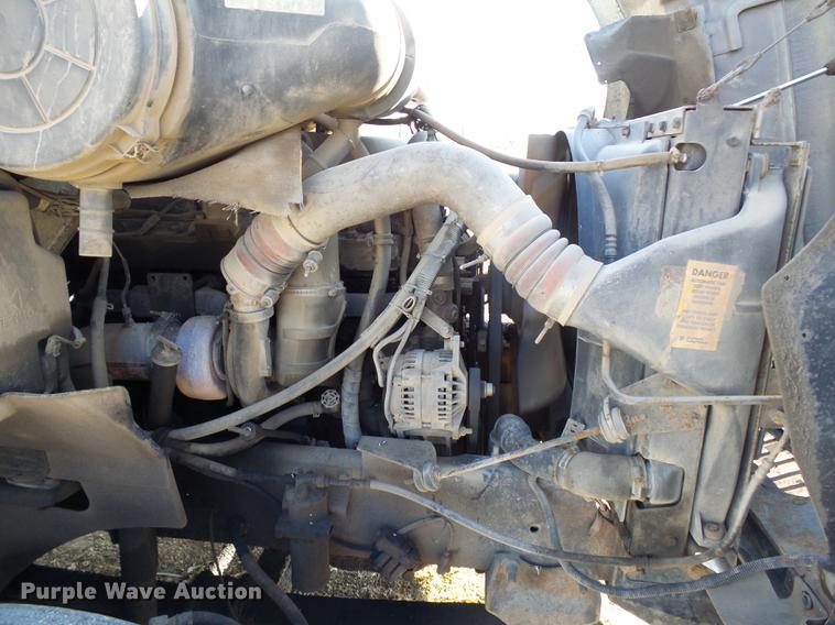 image for item DA3589 2003 International 9200i semi truck