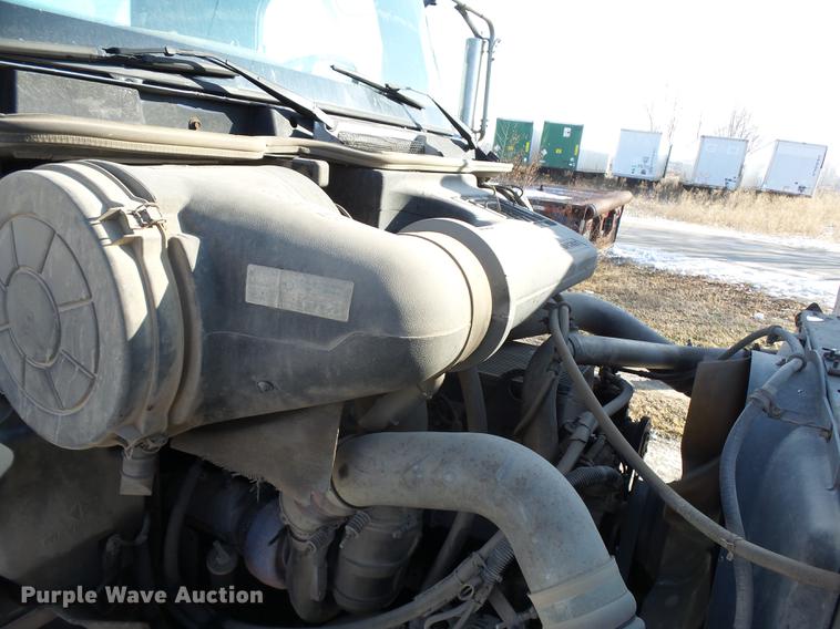 image for item DA3589 2003 International 9200i semi truck