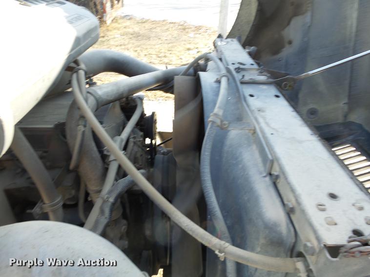 image for item DA3589 2003 International 9200i semi truck