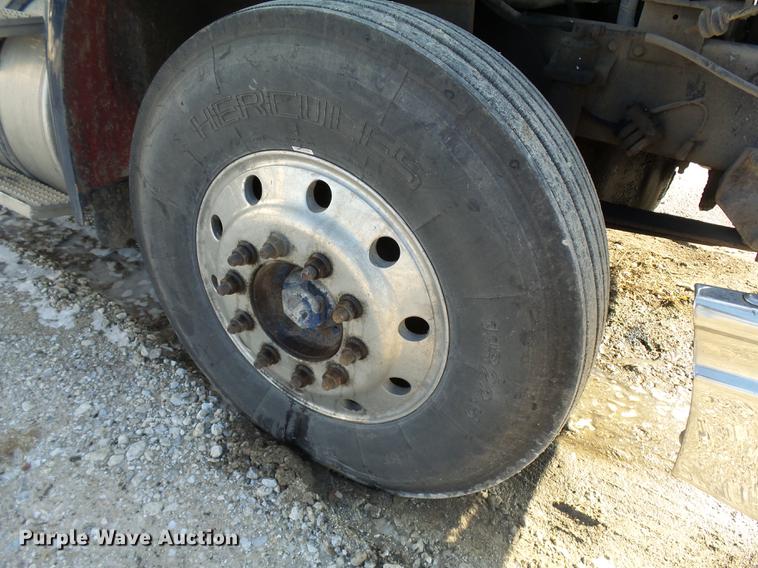 image for item DA3589 2003 International 9200i semi truck