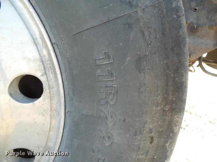 image for item DA3589 2003 International 9200i semi truck