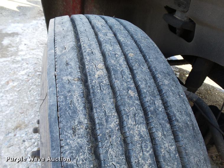 image for item DA3589 2003 International 9200i semi truck