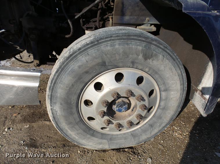 image for item DA3589 2003 International 9200i semi truck