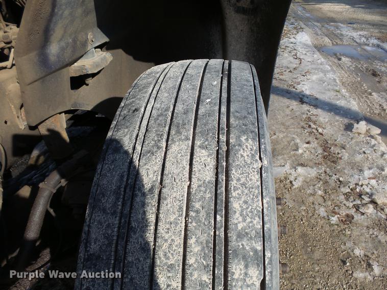 image for item DA3589 2003 International 9200i semi truck