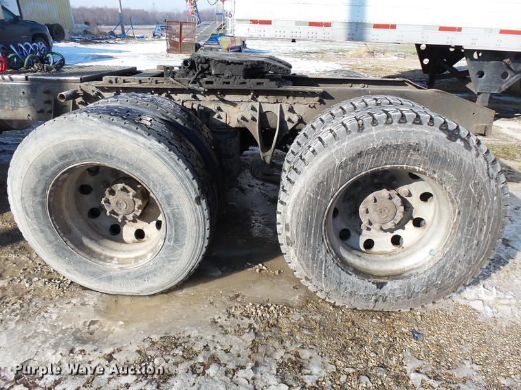 image for item DA3589 2003 International 9200i semi truck